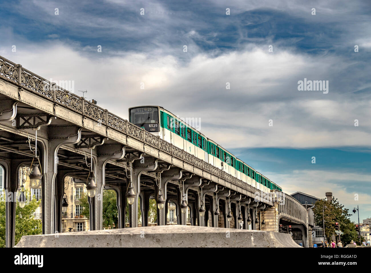 Avendo appena se ne andò Passy stazione una Parigi Metro Linea 6 della metropolitana treno attraversa Pont de Bir-Hakeim , a due livelli ponte viadotto a Parigi,Francia Foto Stock