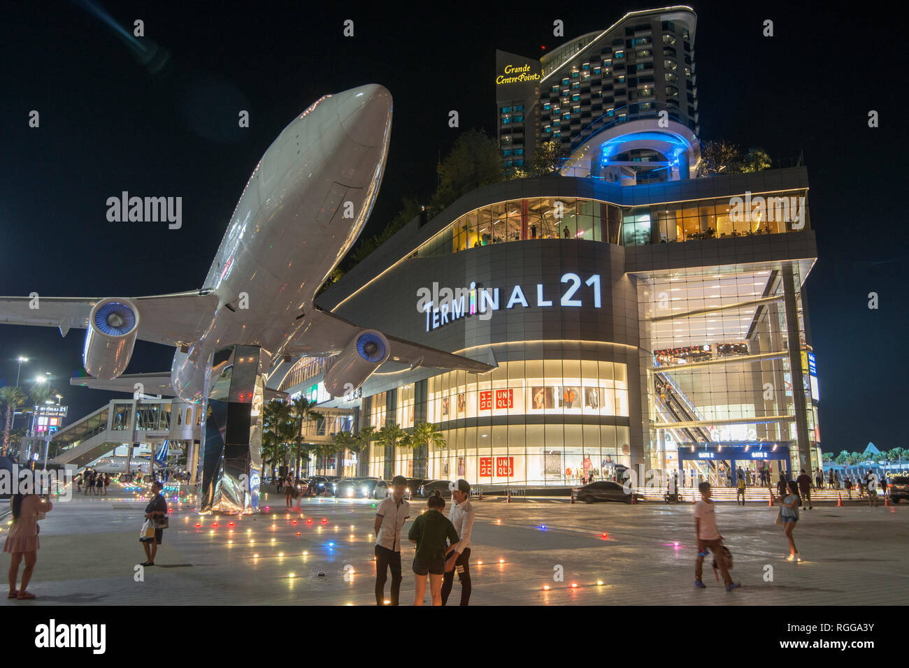 Il velivolo in una parte anteriore del terminale 21 Shopping Mall e il Grand Center Punto Pattaya nella città di Pattaya in Provinz Chonburi in Thailandia. Foto Stock