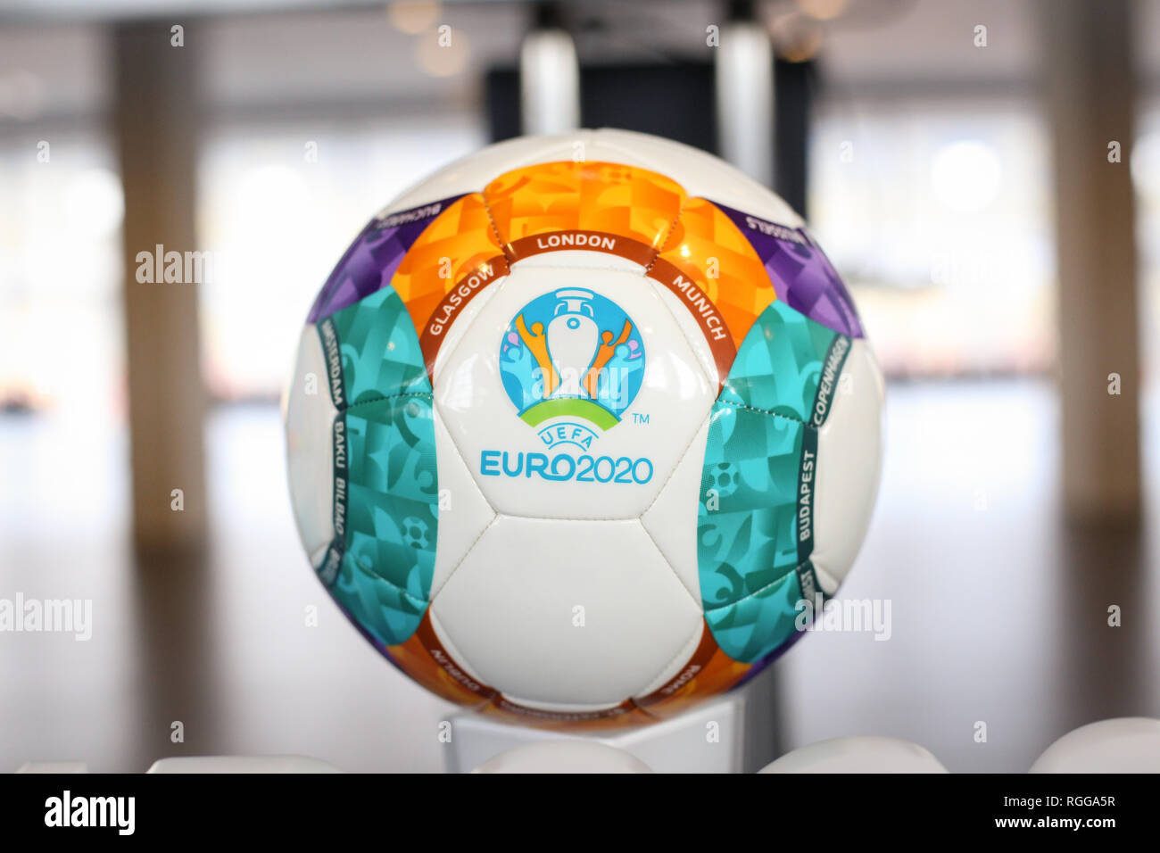 Bucarest, Romania - 29 Gennaio 2019: Il 2020 UEFA campionato europeo di calcio (comunemente indicati come UEFA Euro 2020) Il logo ufficiale e du a sfera Foto Stock