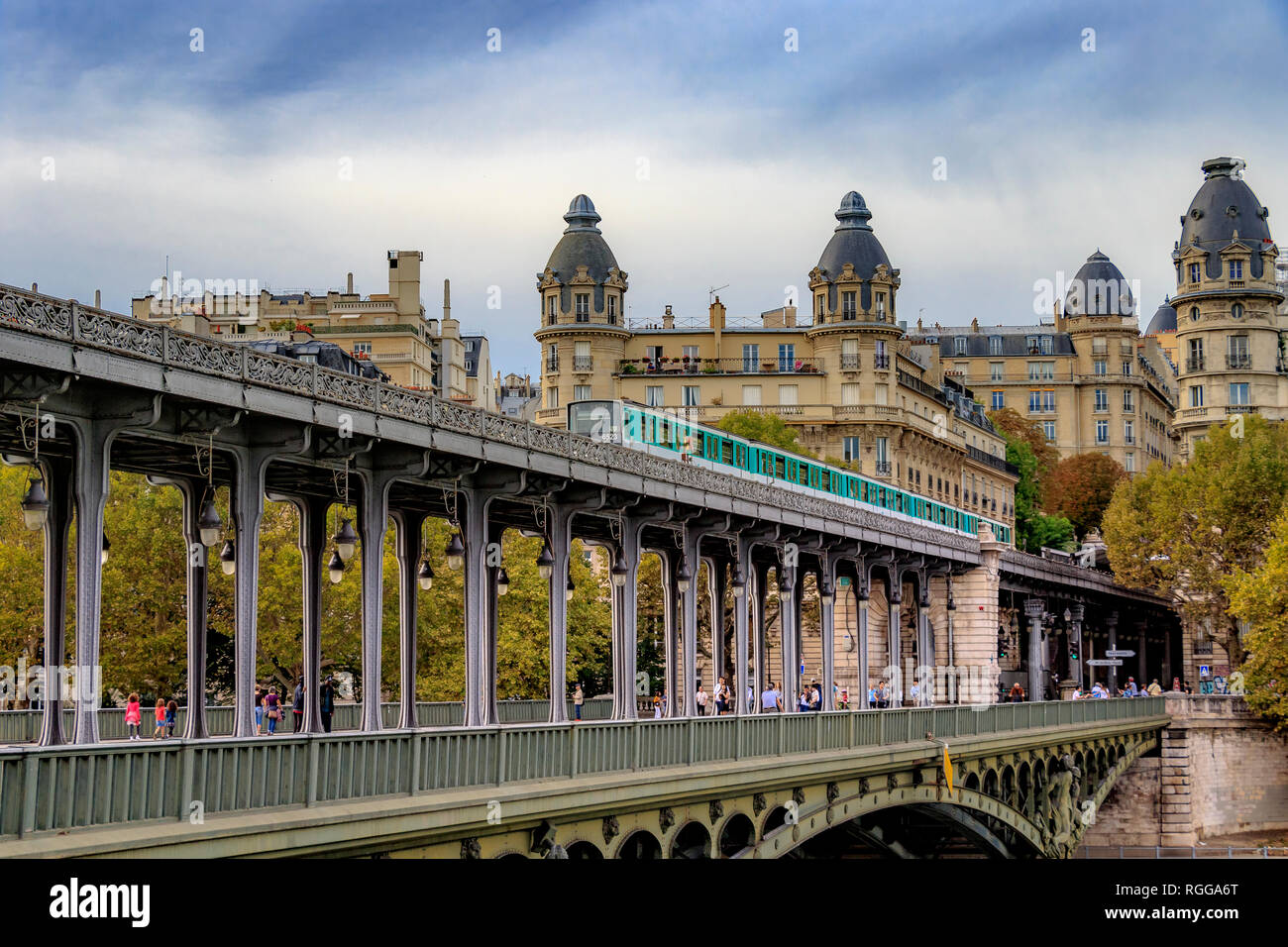 Avendo appena se ne andò Passy stazione una Parigi Metro Linea 6 della metropolitana treno attraversa Pont de Bir-Hakeim , a due livelli ponte viadotto a Parigi,Francia Foto Stock