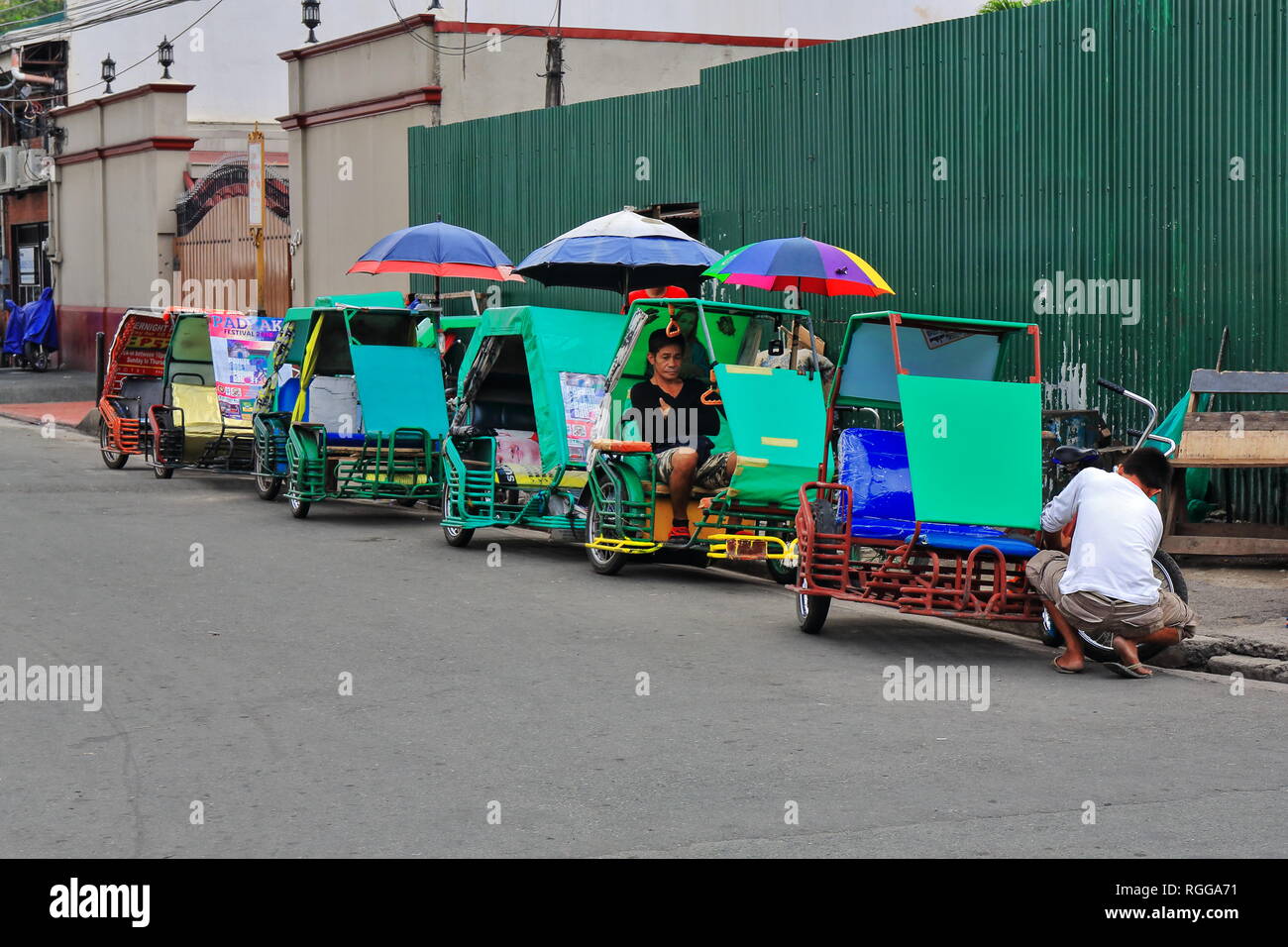 Manila, Philippines-October 24, 2016: Pedicabs sono il modo più semplice di muoversi quando all'interno del Intramuros-Walled zona della città. Qui stazionava in una r Foto Stock