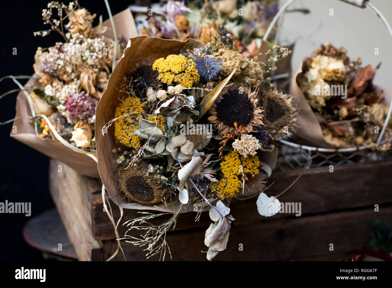 D'autunno bella composizione bouquet di rose secchi e fiori di prato con foglie, sfondo floreale. Arte floristiche decorazione closeup, vista dall'alto Foto Stock