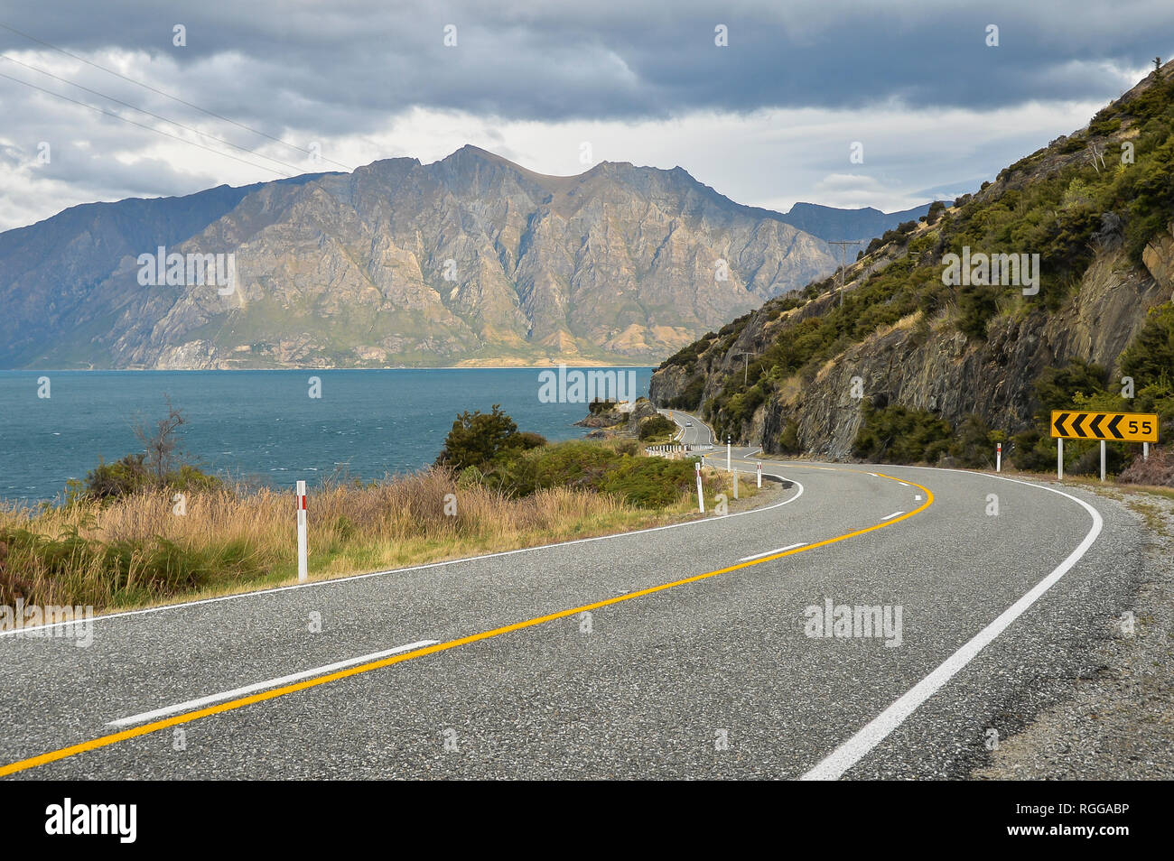 La strada che conduce al Lago Hawea Foto Stock