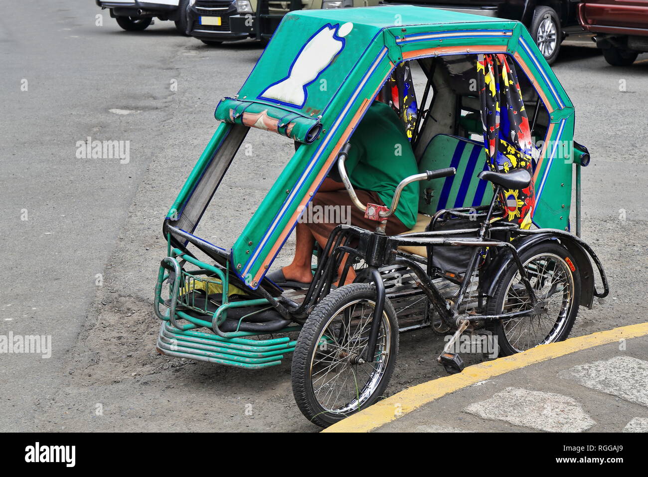 Pedicabs sono il modo più semplice di muoversi quando all'interno del Intramuros-Walled zona della città. Qui uno parcheggiato a Plaza España-Piazza di Spagna di Muralla-Wal Foto Stock