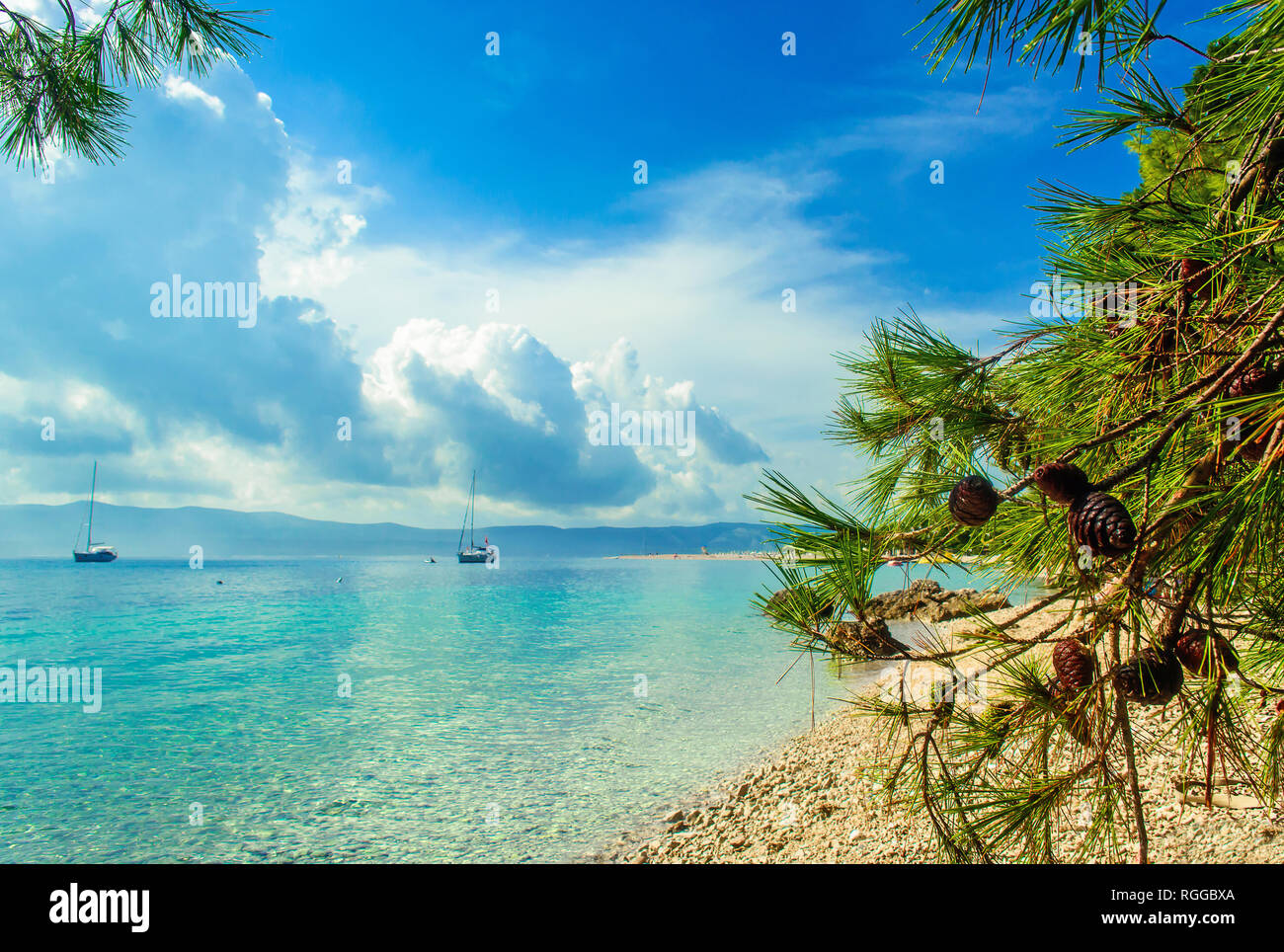 Bella vista sul mare isola di Brac in Croazia con yacht e la spiaggia rocciosa Foto Stock