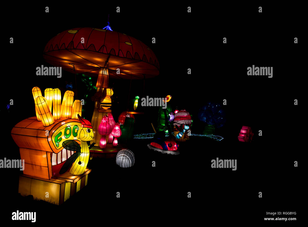 Toadstool e insetti realizzati con lanterne nel festival delle lanterne del giardino botanico di Birmingham - spettacolo di Natale Foto Stock