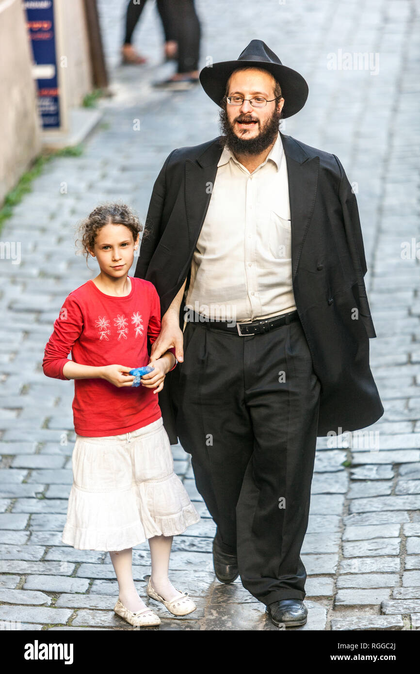 Gli ebrei di Praga, l'uomo con una ragazza, turisti in Praga quartiere ebraico, Josefov, Repubblica Ceca Foto Stock