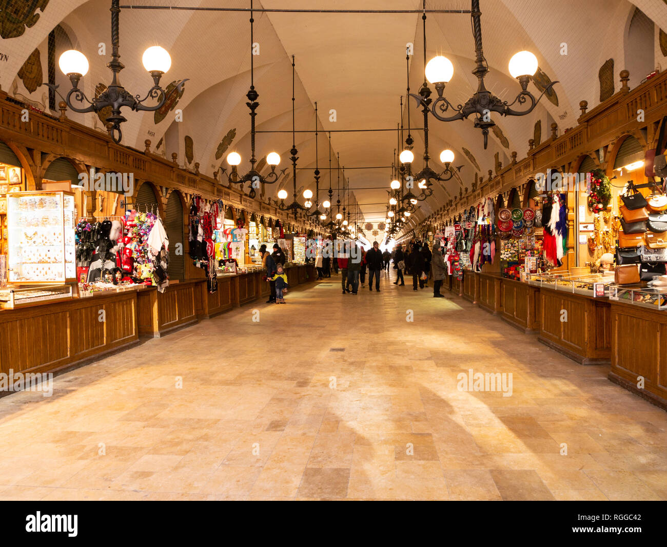 Mercato in stoffa Hall, la piazza principale, Cracovia in Polonia Foto Stock