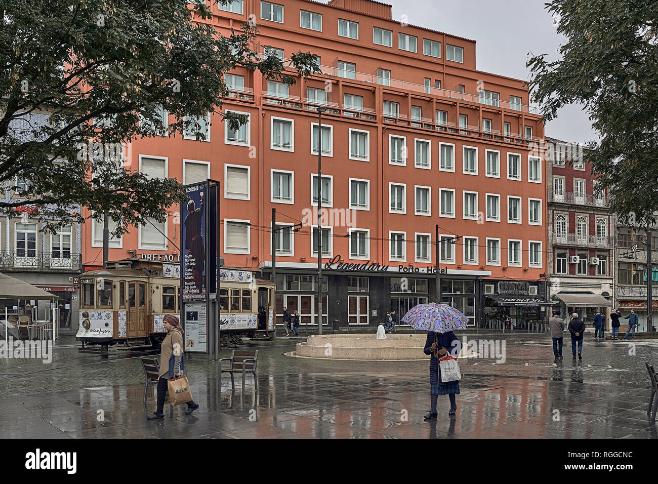 Hotel leggendario e la linea del tram Carmo in Plaza la Batalha della città di Porto, Portogallo, Europa Foto Stock