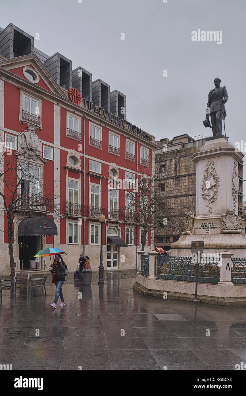 Un monumento di King Pedro V, statua in bronzo nella Plaza de Batalha. Porto, Portogallo, Europa Foto Stock