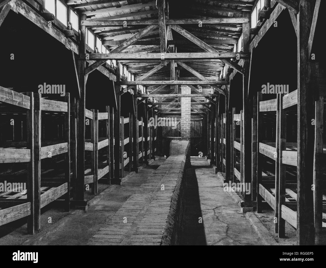 Interno della caserma di legno, alloggio, Auschwitz-II Birkenau concentrazione e sterminio camp, Oswiecim, Polonia Foto Stock