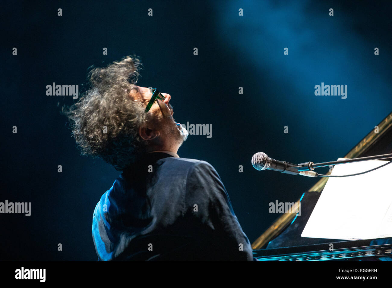 Fito Páez visto eseguire durante il concerto in Spagna. Fito Páez, uno dei grandi argentino popolare musica rock artisti, torna in Spagna, al Circo prezzo, con il suo pianoforte tour, una rassegna dei più importanti brani nei suoi 30 anni di carriera artistica. Foto Stock