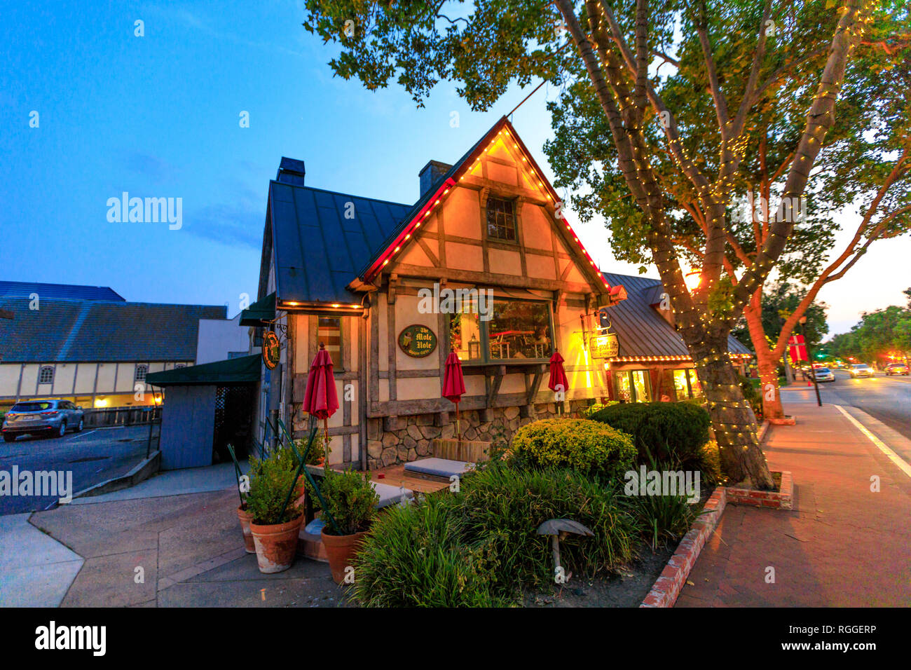 Solvang, California, Stati Uniti - Agosto 10, 2018: Villaggio Danese centro storico illuminata di sera. Architettura tradizionale di Solvang Foto Stock