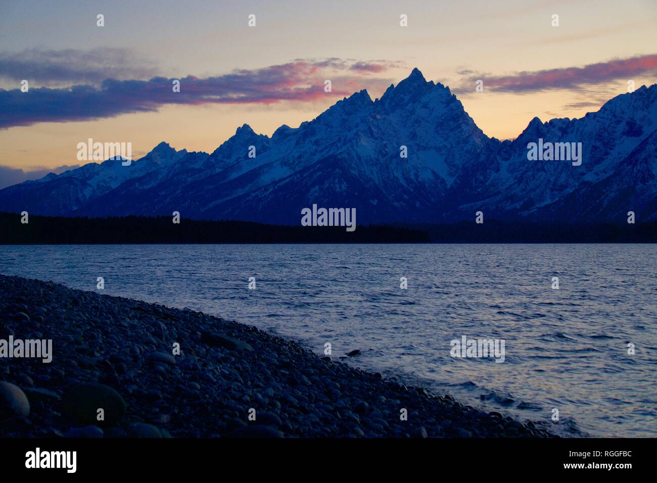 Il Grand Tetons oltre il lago Jackson Foto Stock