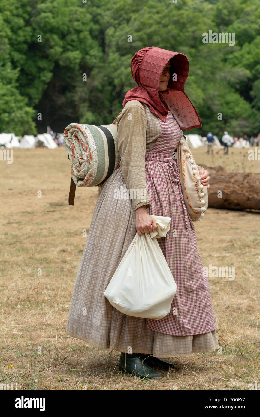 Duncan Mills, CA - Luglio 14, 2018: Signora vestita in costume in una guerra civile re-enactement. La guerra civile giorni è uno dei più grandi eventi di rievocazione storica su Foto Stock