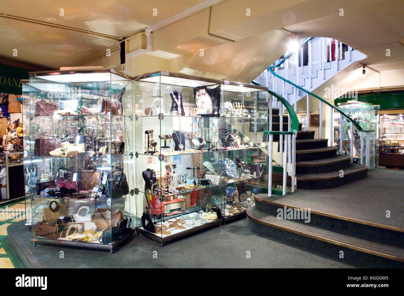 Grigio Antiquariato, Londra con oltre 200 concessionari famosa anche come Lost River Tyburn corre attraverso il seminterrato. (Oxford Street è stato originariamente chiamato Tyburn Street.) grigio antico mercato di Londra è ospite a maggio i ritegni. Foto Stock