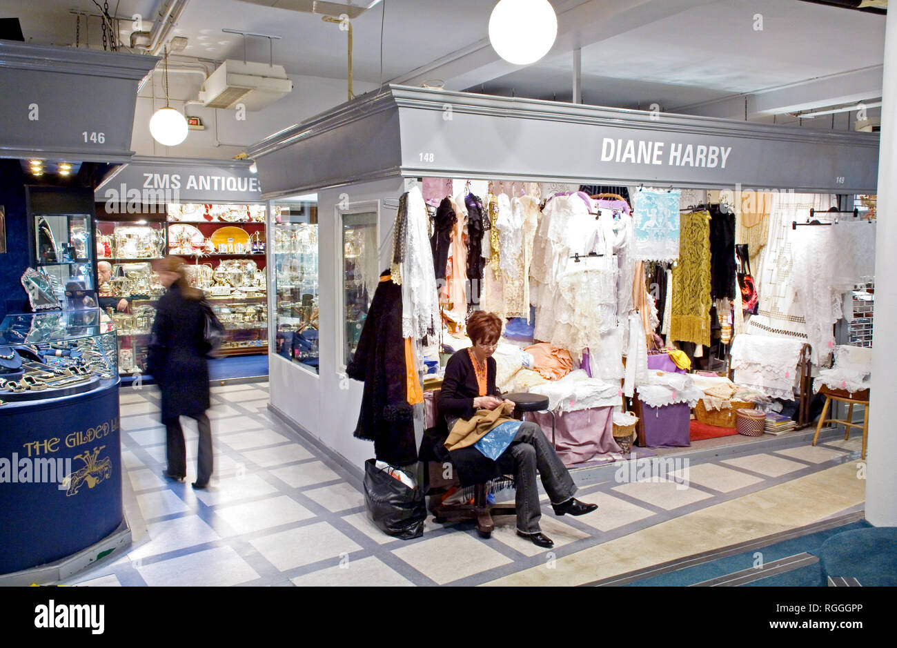 Grigio Antiquariato, Londra con oltre 200 concessionari famosa anche come Lost River Tyburn corre attraverso il seminterrato. (Oxford Street è stato originariamente chiamato Tyburn Street.) grigio antico mercato di Londra è ospite a maggio i ritegni. Foto Stock