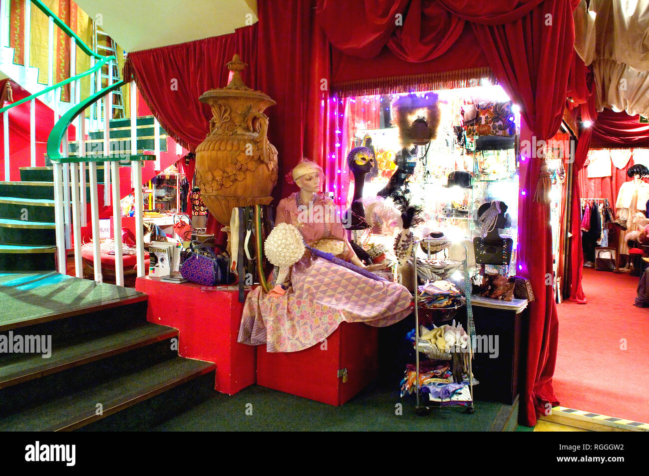 Grigio Antiquariato, nei pressi di Oxford Street, Londra ha oltre 200 concessionari. Grays antico mercato di Londra è ospite a maggio i ritegni. Foto Stock