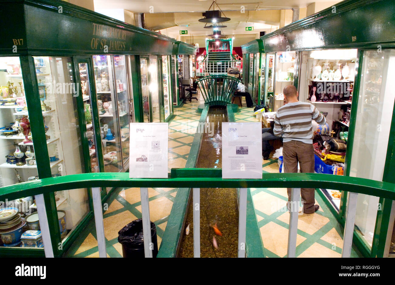 Grigio Antiquariato, Londra con oltre 200 concessionari famosa anche come Lost River Tyburn corre attraverso il seminterrato. (Oxford Street è stato originariamente chiamato Tyburn Street.) grigio antico mercato di Londra è ospite a maggio i ritegni. Foto Stock
