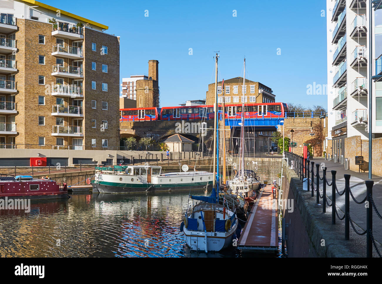 Le barche e la Docklands Light Railway su un angolo del bacino Limehouse, in East End di Londra, Regno Unito Foto Stock