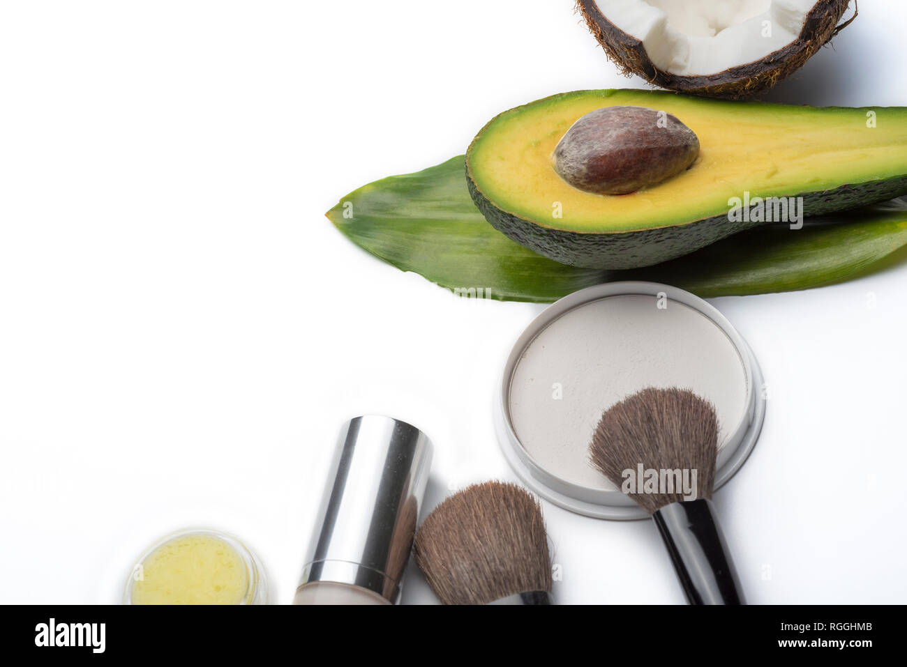 A base di erbe naturali prodotti per la cura della pelle, top ingredienti, noce di cocco, avocado, isolato sfondo pennelli per il trucco per il viso. Preparazione della pelle del viso cura. Foto Stock
