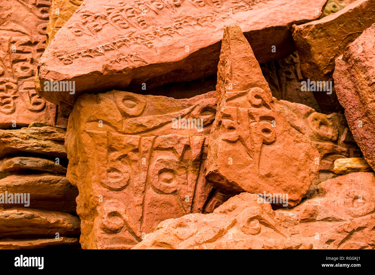 Mani di pietra con le rocce scolpite mantra buddista di Avalokiteshwara, OM MANI PADME HUM Foto Stock