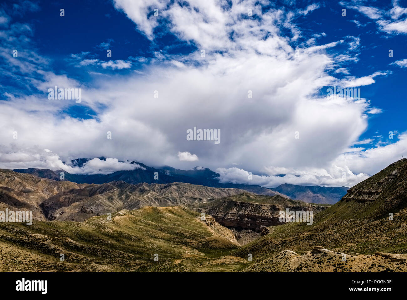 Brullo paesaggio alpino in Mustang superiore, scure nuvole monsoniche avvicinando Foto Stock