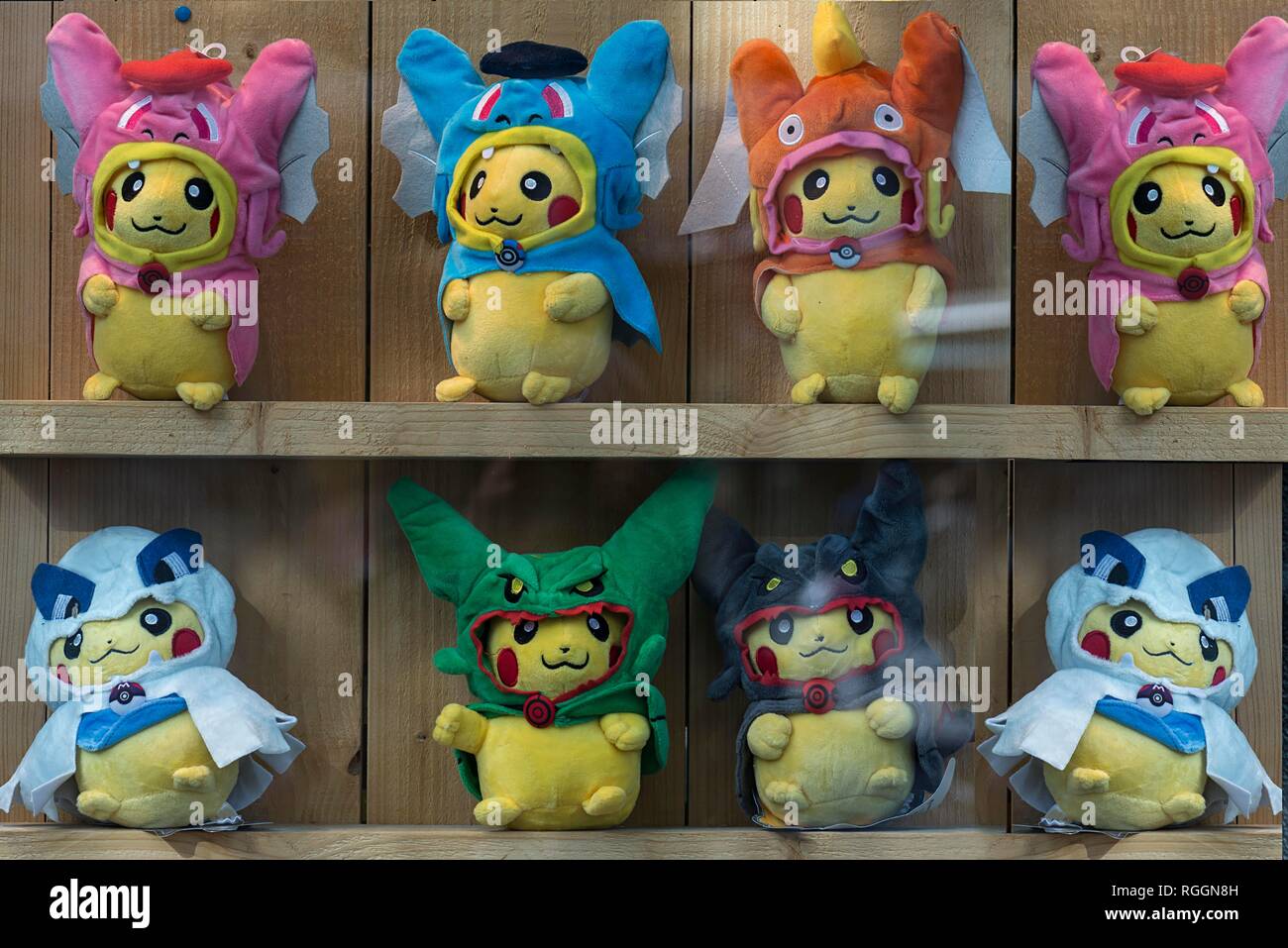 Pikachu, Pokemon peluche bambole con maschere diverse in una vetrina, Paesi Bassi Foto Stock