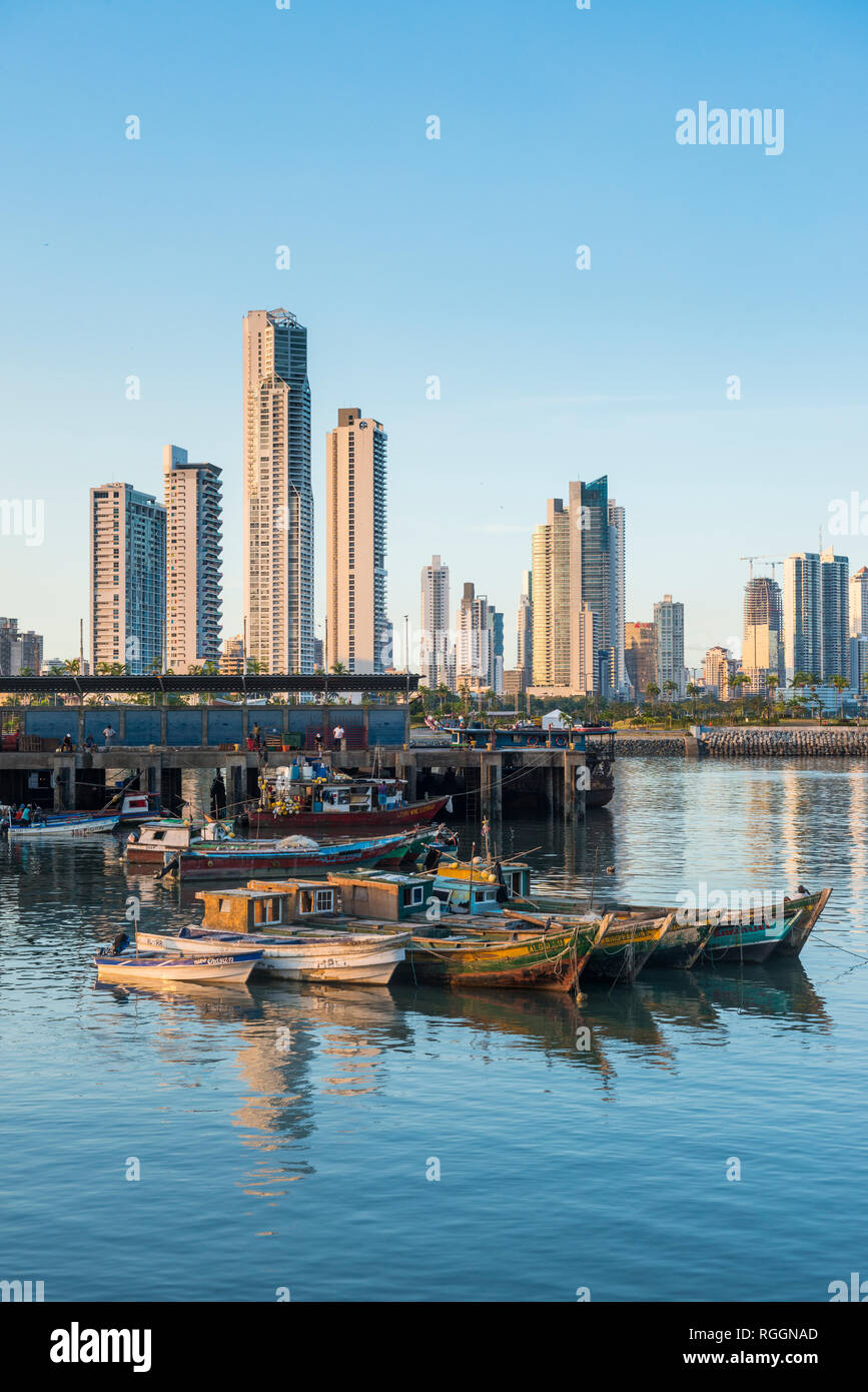 Panama, Panama City, skyline, barche da pesca Foto Stock