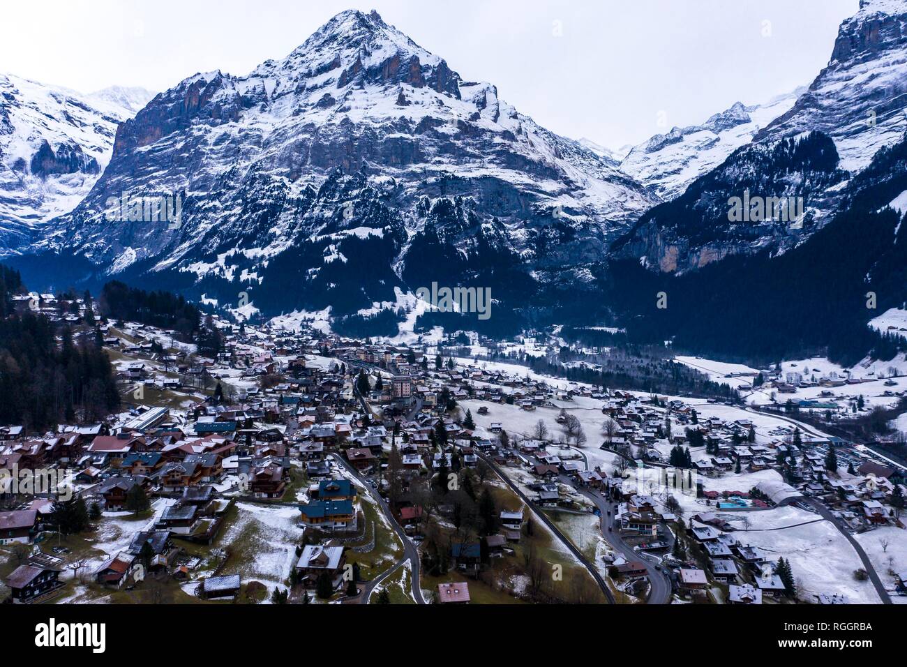Vista Townsmall Grindelwald nella cortina di nubi meteo, Wetterhorn, Interlaken-Oberhasli, Berner Oberland, Konton Berna, Svizzera Foto Stock