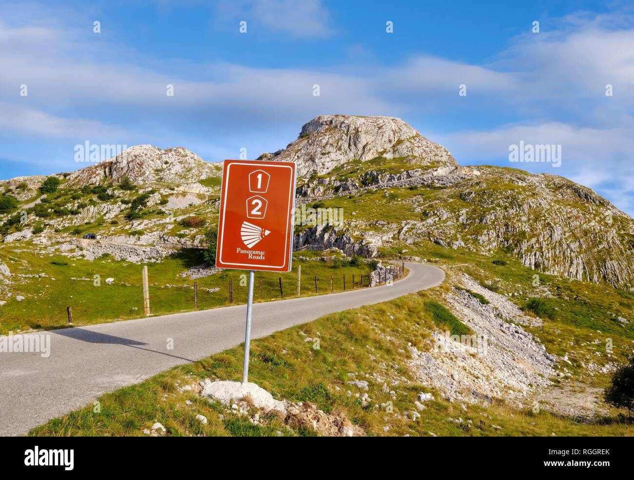 Segno strada panoramica, Muzice mountain, massiccio del Durmitor, Parco Nazionale del Durmitor, Pluzine provincia, Montenegro Foto Stock