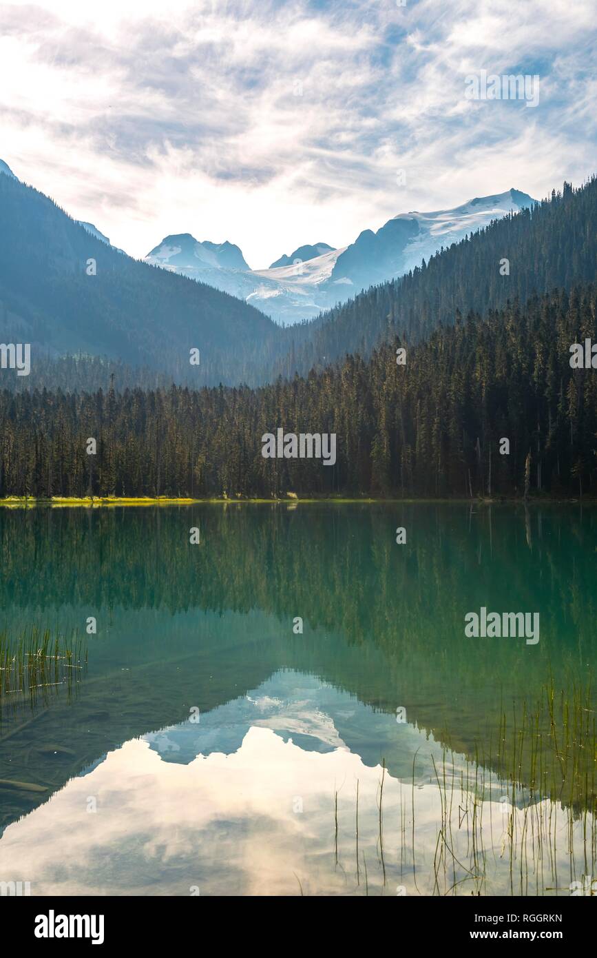 Abbassare Joffre lago, montagne innevate sul retro, Mount Matier, British Columbia, Canada Foto Stock