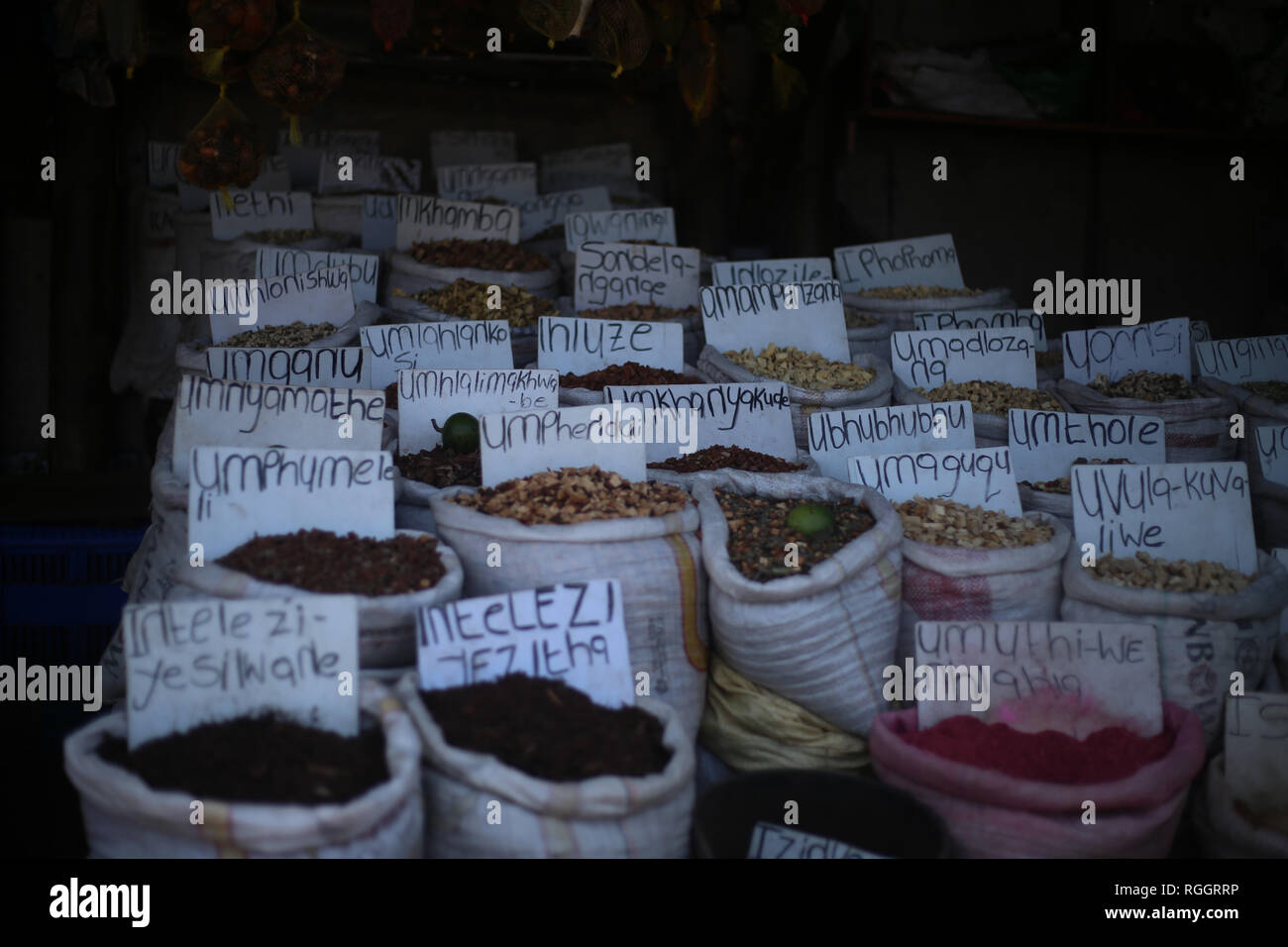 Tradizionale auto-cresciuto e auto-spezie raccolti su un mercato di strada a Durban, Sud Africa. Foto Stock