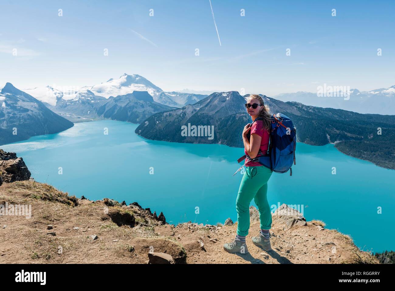 Vista dal crinale panoramico sentiero escursionistico, Escursionista Garibaldi lago, montagna di guardia e picco di inganno, ghiacciaio Foto Stock