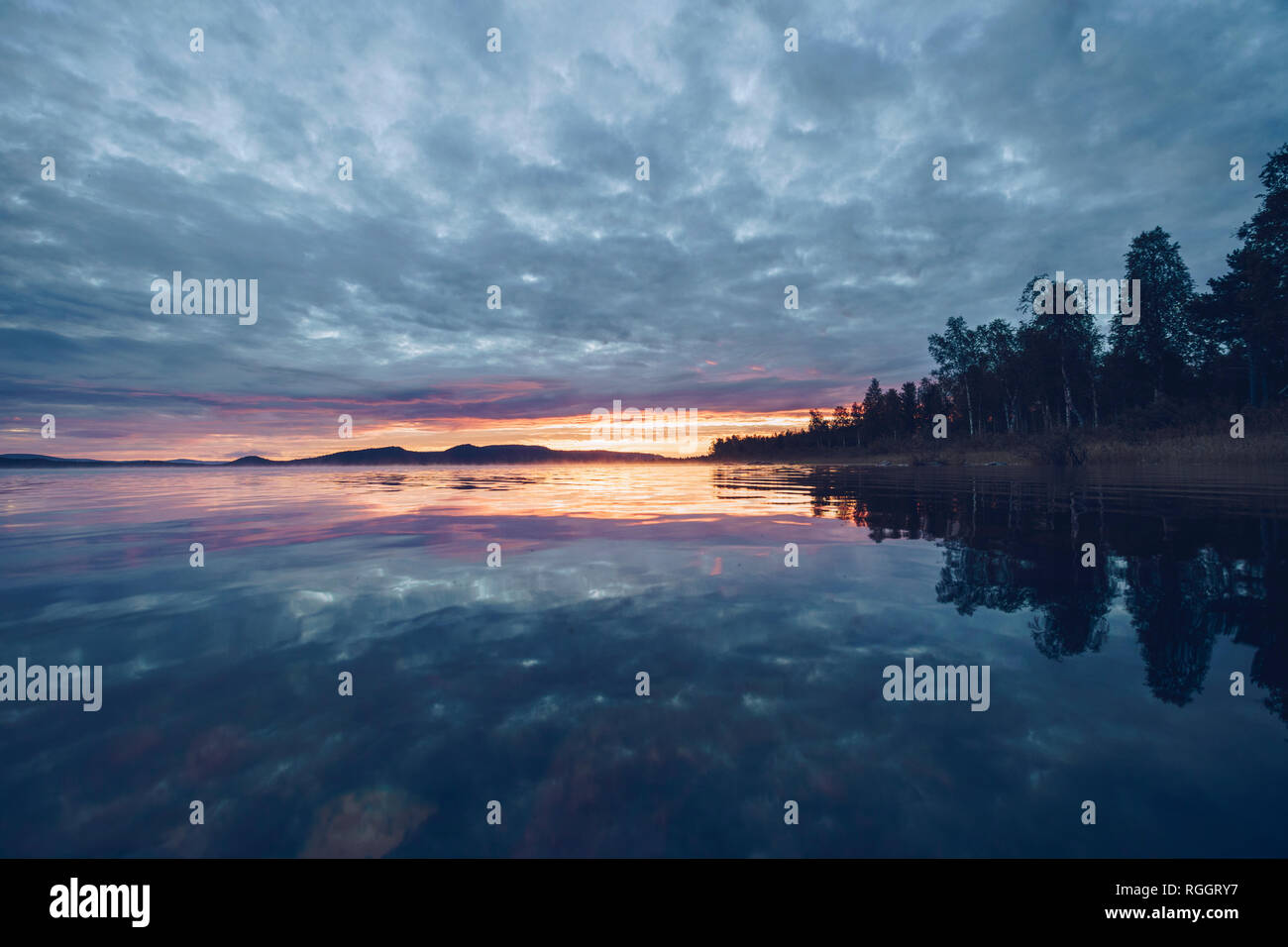 Finlandia, Sodankylae, Lago al tramonto Foto Stock