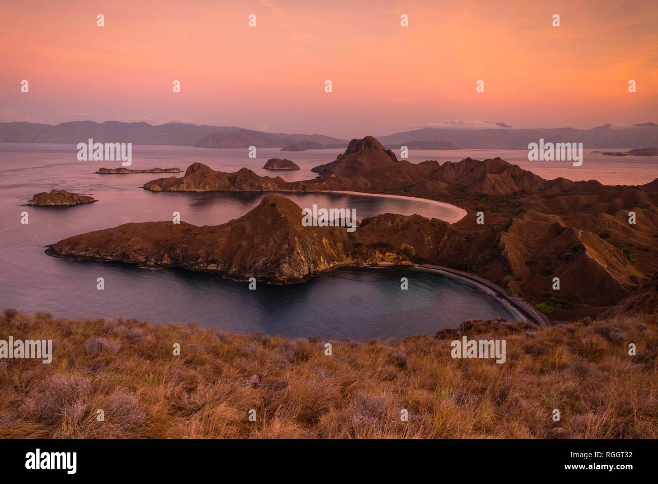 Alba sul Padar isola, Isola di mondo, Parco Nazionale di Komodo, Nusa Tenggara Timur, Indonesia Foto Stock