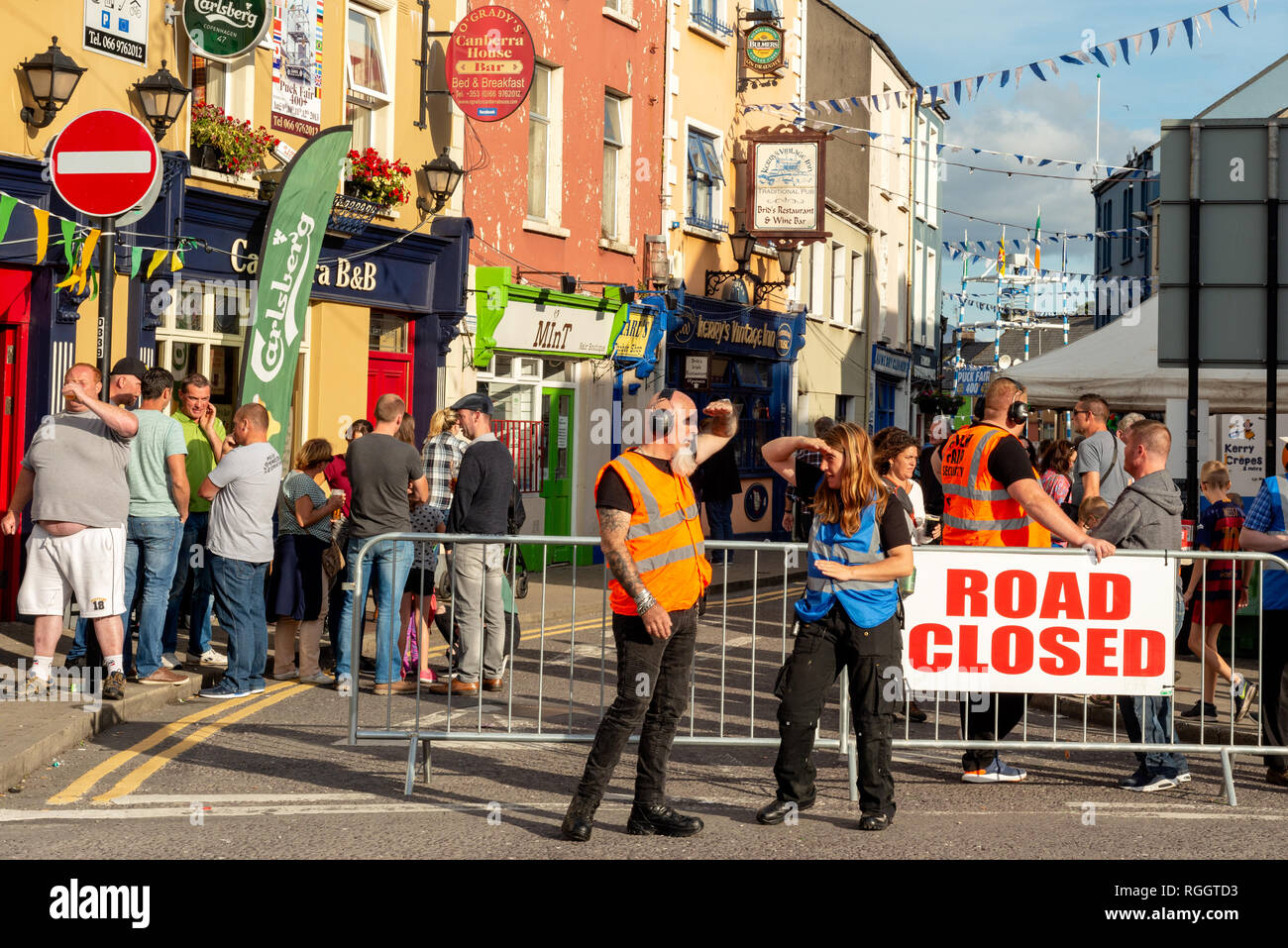 Persone in strada chiusa fuori bar durante il festival Puck Fair a Killorglin, County Kerry, Irlanda a partire dal 2018 Foto Stock