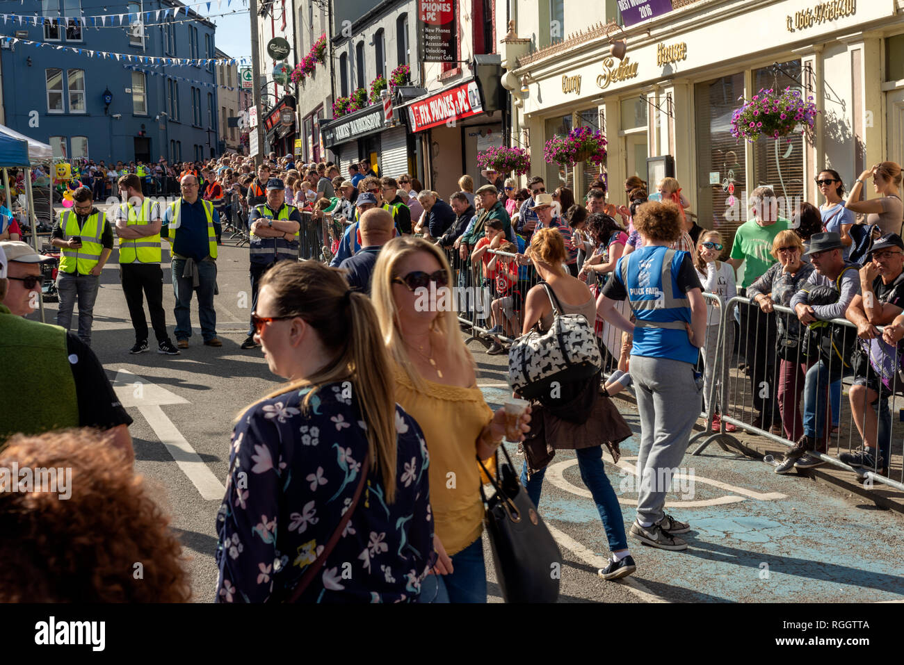 La gente e la strada affollata durante il Puck Fair - Irlanda più antica fiera tradizionale. Street bash festa di carnevale. Killorglin, nella contea di Kerry, Irlanda Foto Stock