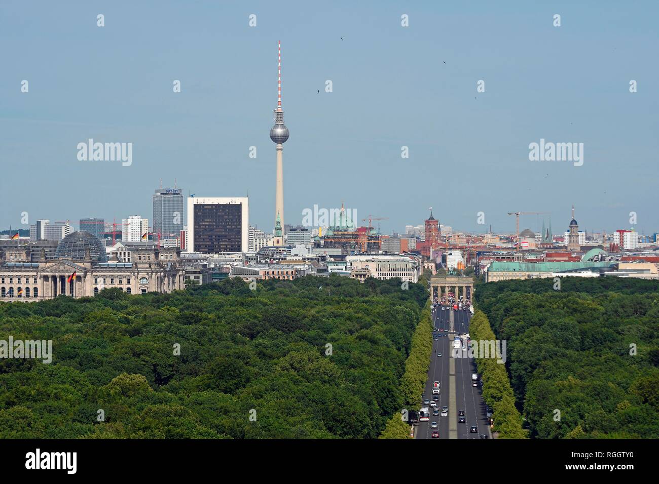 Vista dalla Colonna della Vittoria per la Strasse des 17. Juni, la Porta di Brandeburgo, la Charite e Fernsehturm Alex, Berlino, Germania Foto Stock