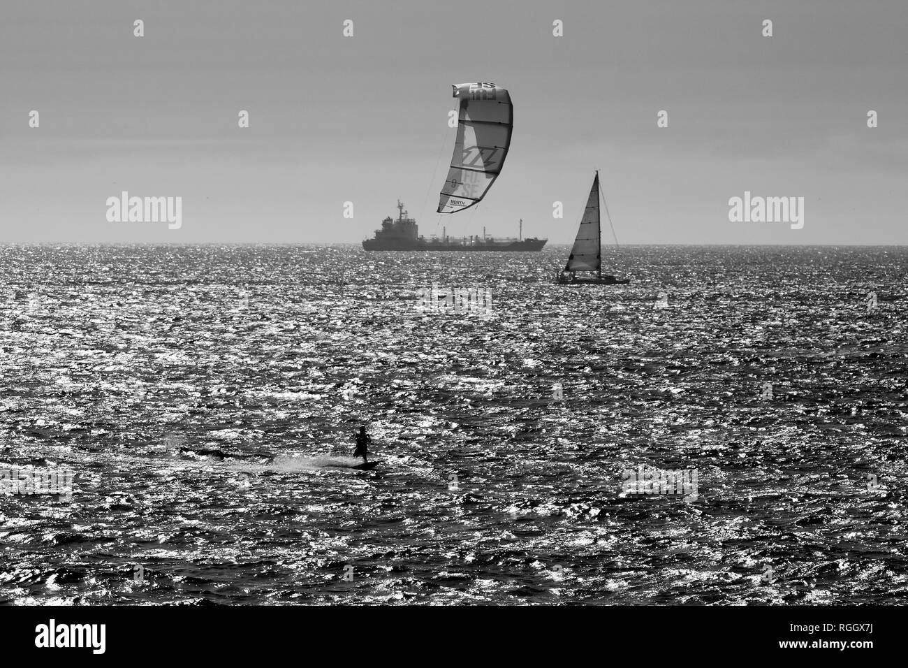 Matosinhos, Portogallo - Luglio 17, 2015: oceano kitesurf, un popolare sport in portoghese costa settentrionale a causa di vento Foto Stock