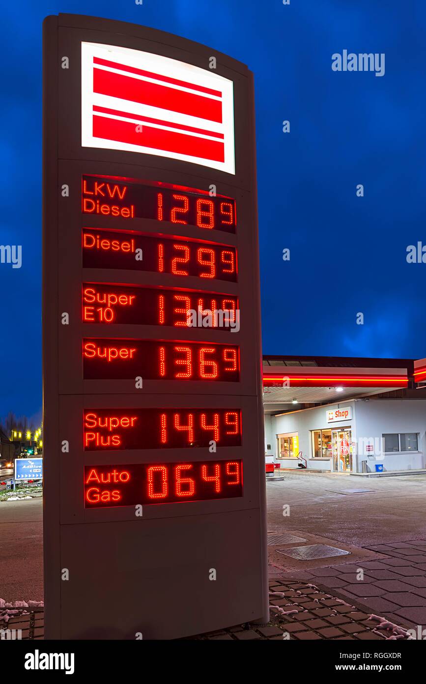 Illuminata colonna prezzo di una stazione di benzina, Baviera, Germania Foto Stock