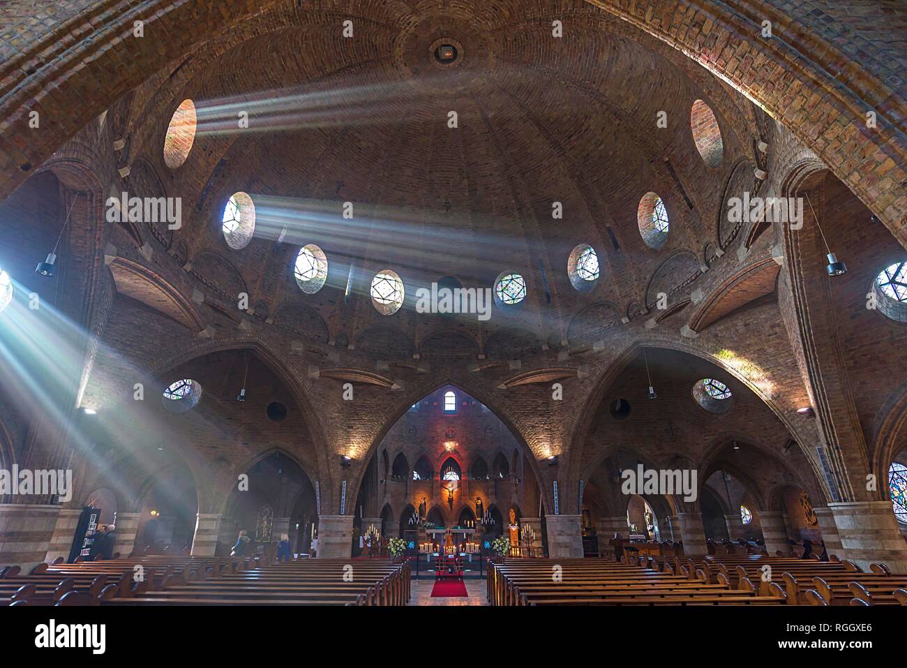 I raggi di luce illuminano l'interno, San Jacobuskerk, Enschede, Paesi Bassi Foto Stock