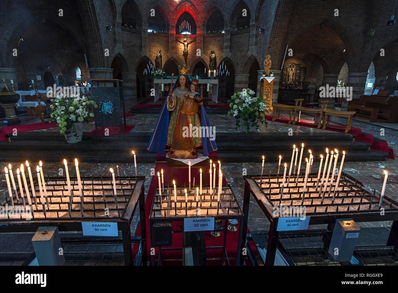 Altare di Maria con candele sacrificale, San Jacobuskerk, Enschede, Paesi Bassi Foto Stock