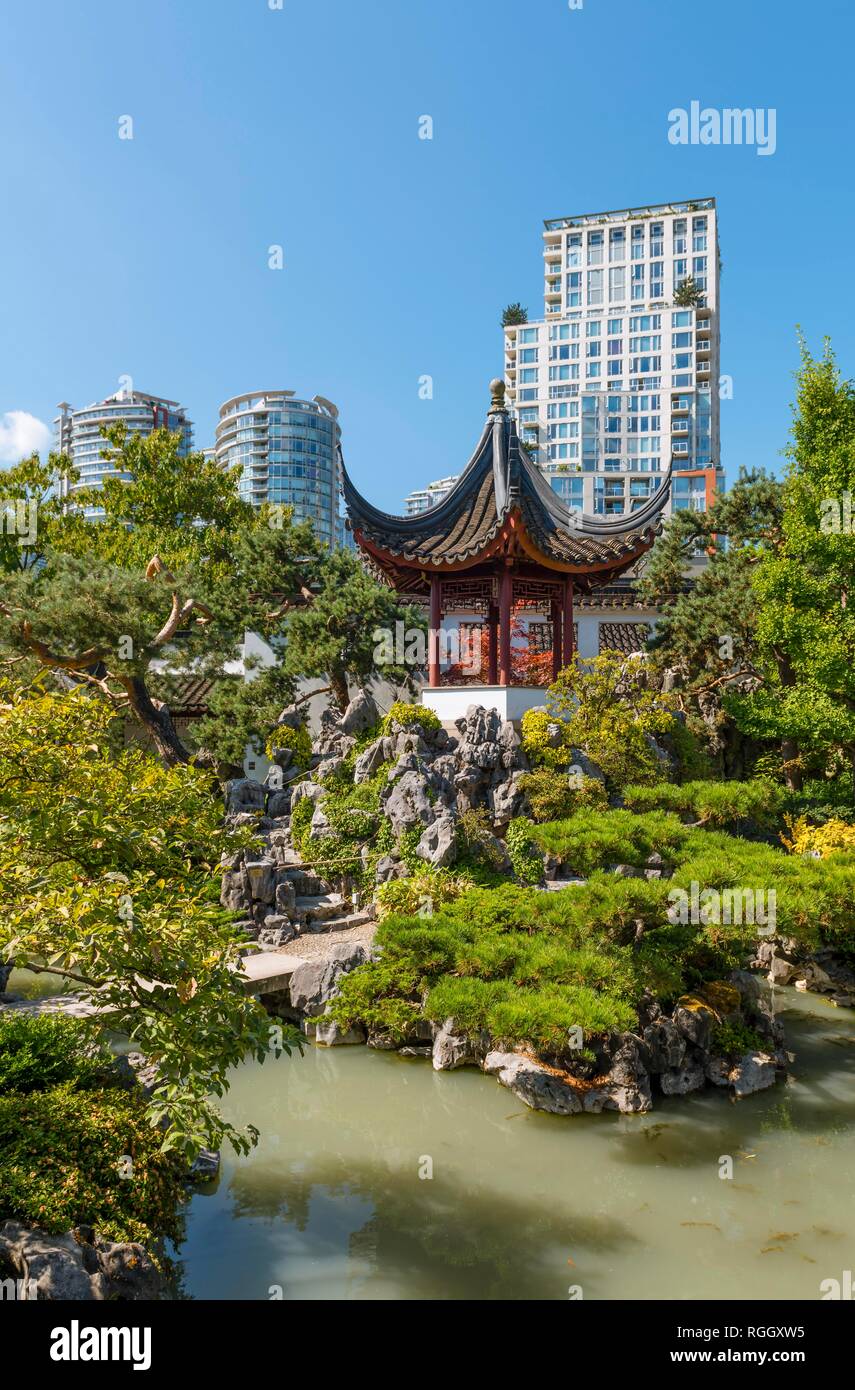 Cinese tradizionale pagoda in Dr. Sun Yat-Sen classico giardino Cinese, nella parte anteriore di grattacieli, Vancouver, British Columbia Foto Stock