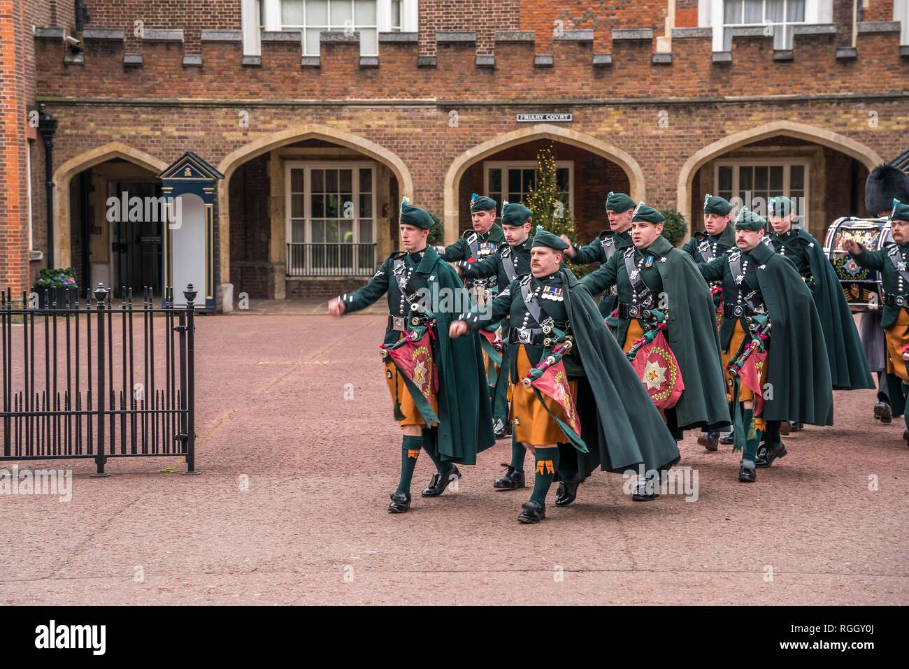 Le guardie scozzesi al cambio della guardia cambiando la guardia, Convento corte, St James's Palace di Londra, Gran Bretagna Foto Stock