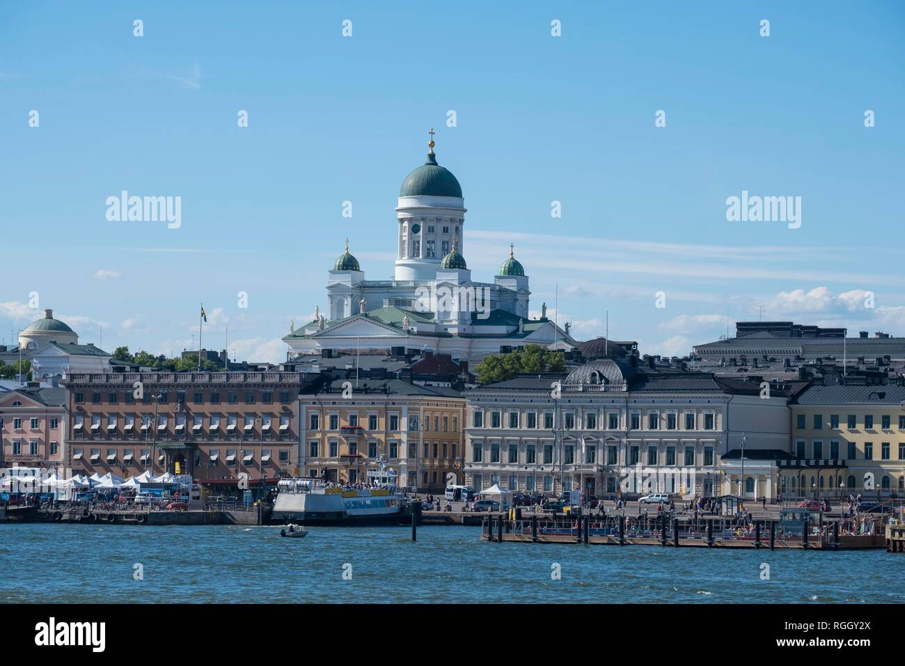 Cattedrale di Helsinki dietro le case del porto, Katajanokka, Helsinki, Finlandia Foto Stock