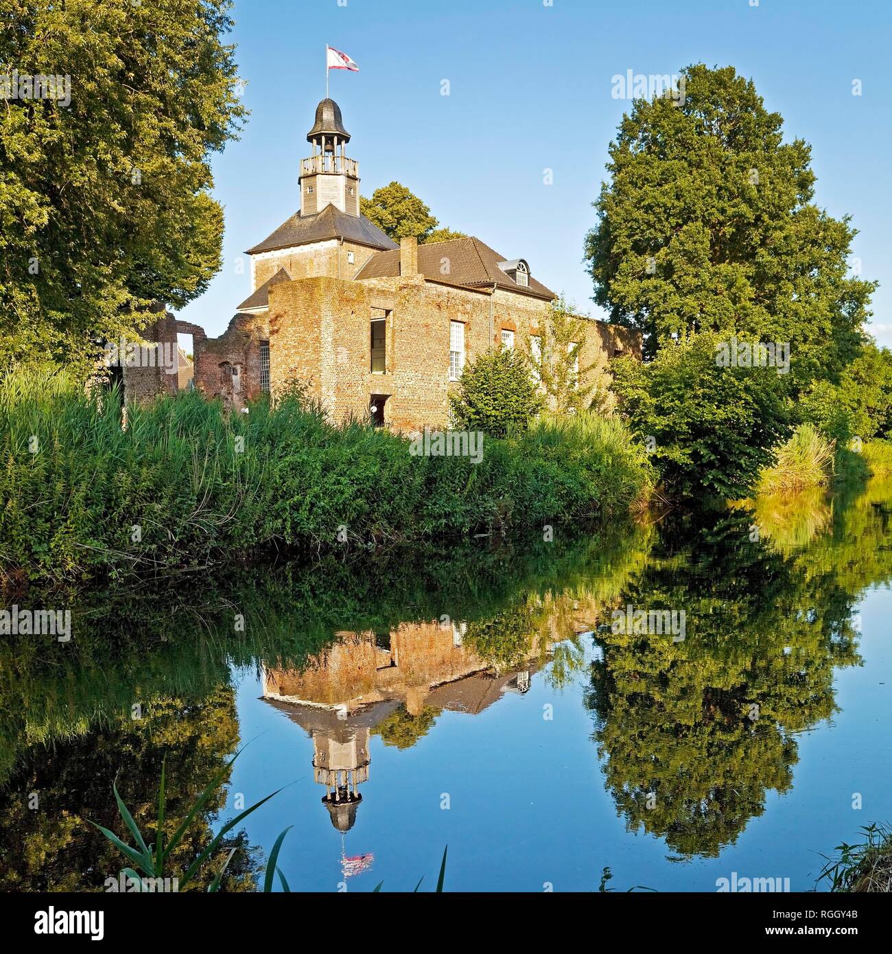 Il fiume Niers con Castle Hertefeld, Weeze, Basso Reno, Nord Reno-Westfalia, Germania Foto Stock