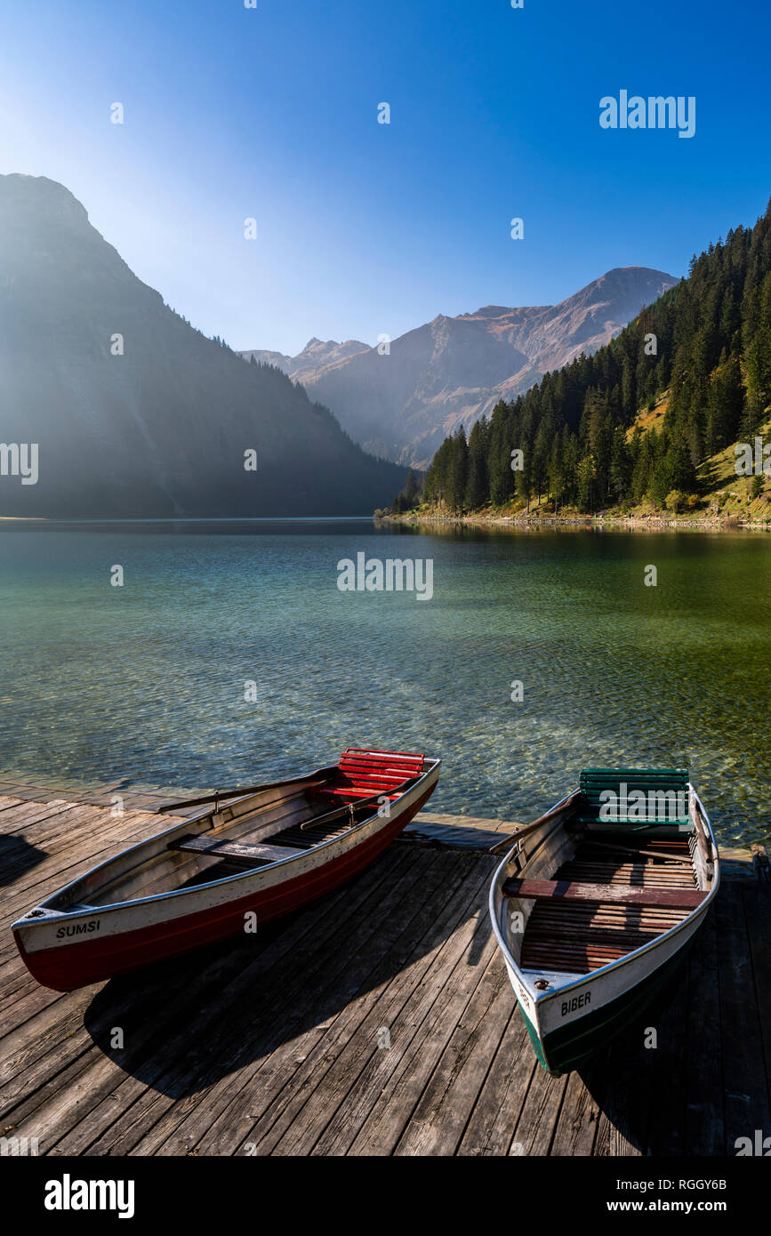 Austria, Tirolo, Allgaeu Alpi Tannheim, Montagne, Vista delle barche sul lago Vilsalpsee Foto Stock