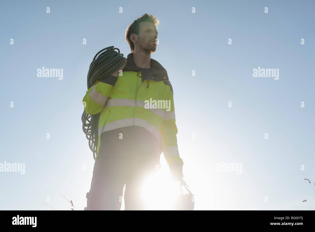 Tecnico di arrampicata attrezzature sotto il cielo blu Foto Stock