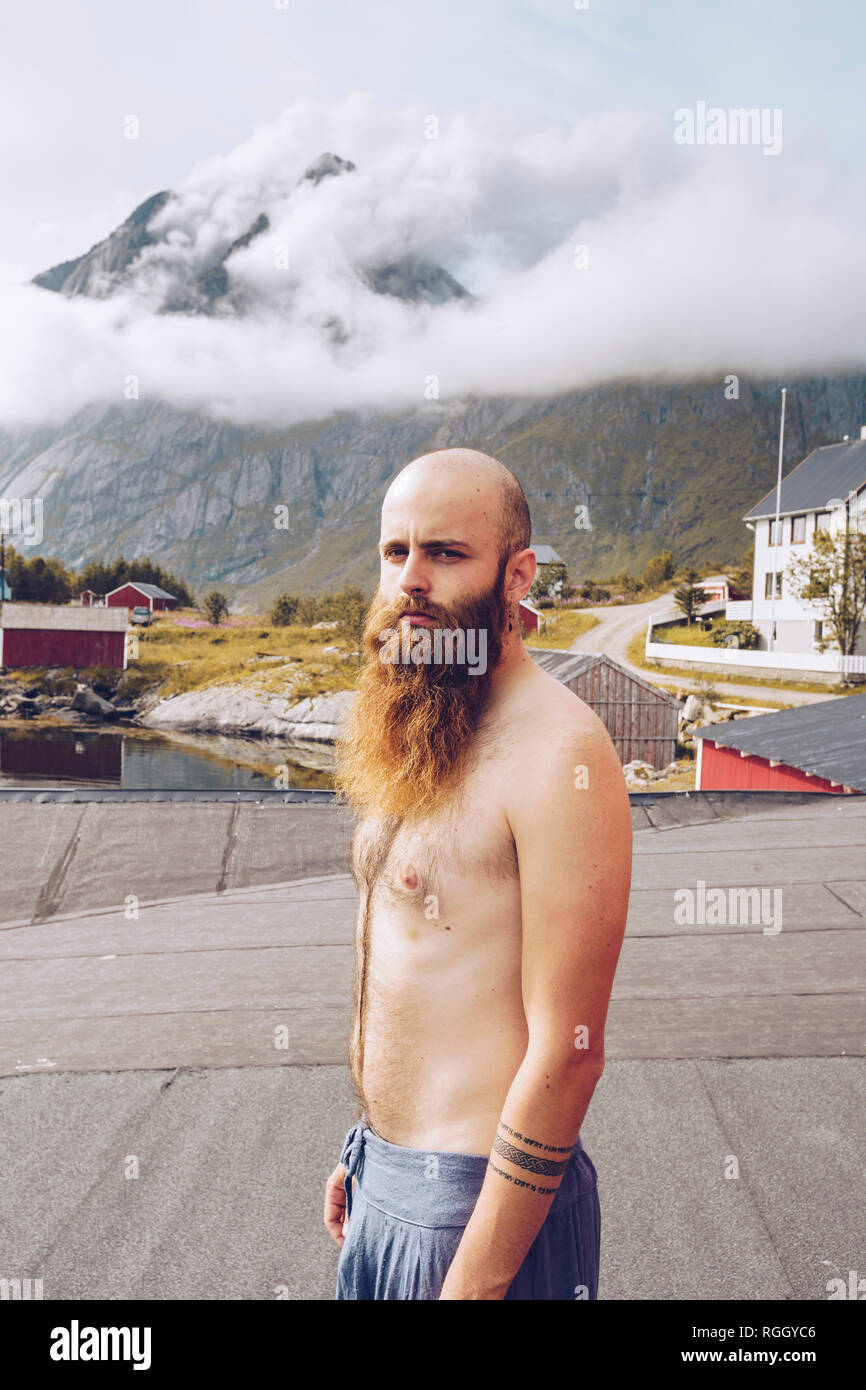 Norvegia Lofoten, ritratto di shirtless uomo con barba completa Foto Stock